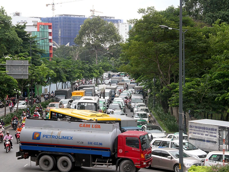 Hàng ngàn phương tiện đổ về đường Trần Quốc Hoàn từ đường Trường Sơn và Phan Thúc Duyện hướng ra đường Hoàng Văn Thụ khiến cho nút giao nào mắc kẹt 